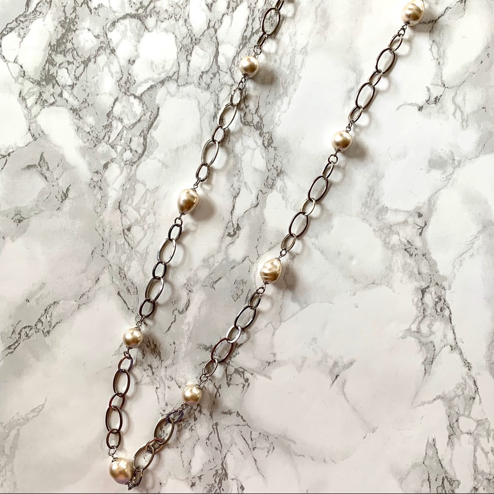 Silver tone faux pearls necklace